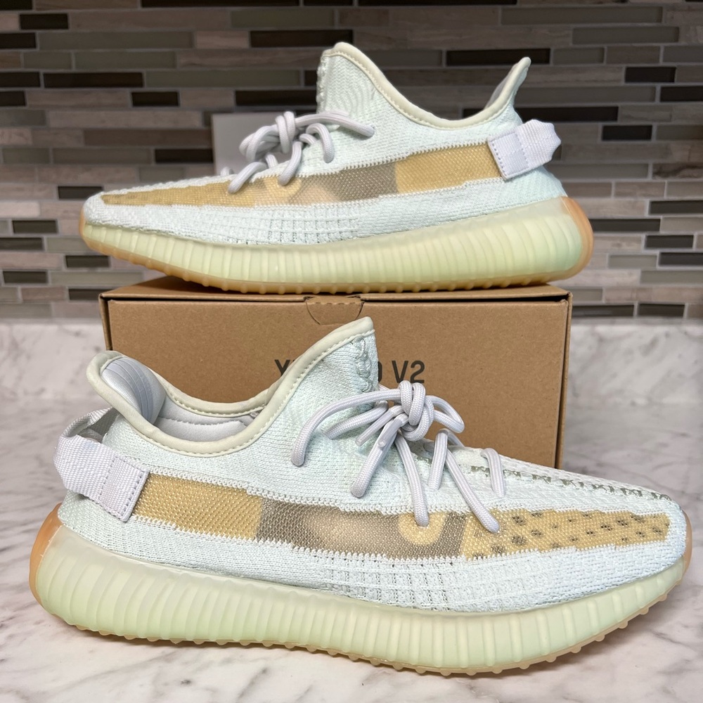 🔥Yeezy 350 Boost V2 made by Adidas in Hyperspace🔥 size 9.5M 11W